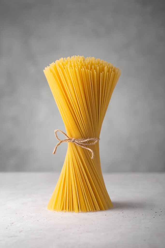 Spaghetti (reins) are the second key ingredient of Porotos con riendas