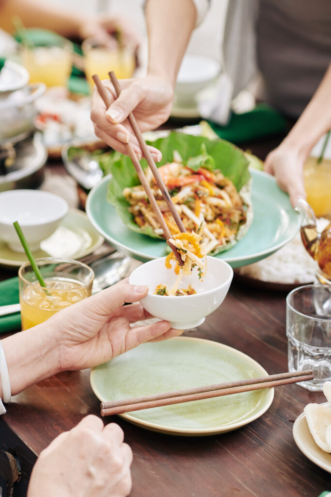 Social and family dining with Chinese food is one of its important aspects